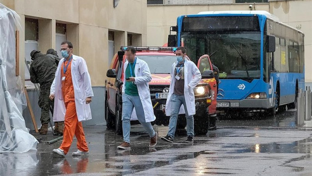 ep la ume escolta la salida del hospital gregorio maranon de un autobus utilizado para trasladar a