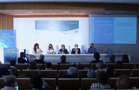 ep la vicepresidenta segunda del gobierno yolanda diaz en un debate junto a la periodista fernanda