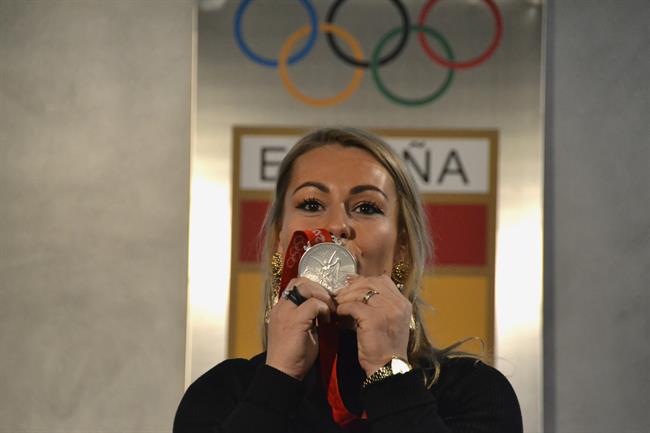 Lydia Valentín sostiene la medalla de plata de Halterofilia por Pekín 2008 | EUROPA PRESS ep lydia valentin sostienemedallaplatahalterofiliapekin 2008
