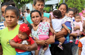 ep madres con sus hijos esperan a recibir atencion en venezuela