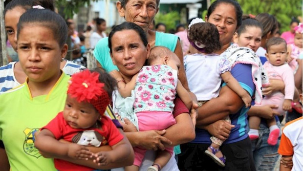 ep madres con sus hijos esperan a recibir atencion en venezuela