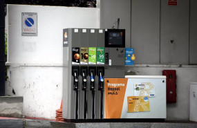 ep surtidores de gasolina en una gasolinera