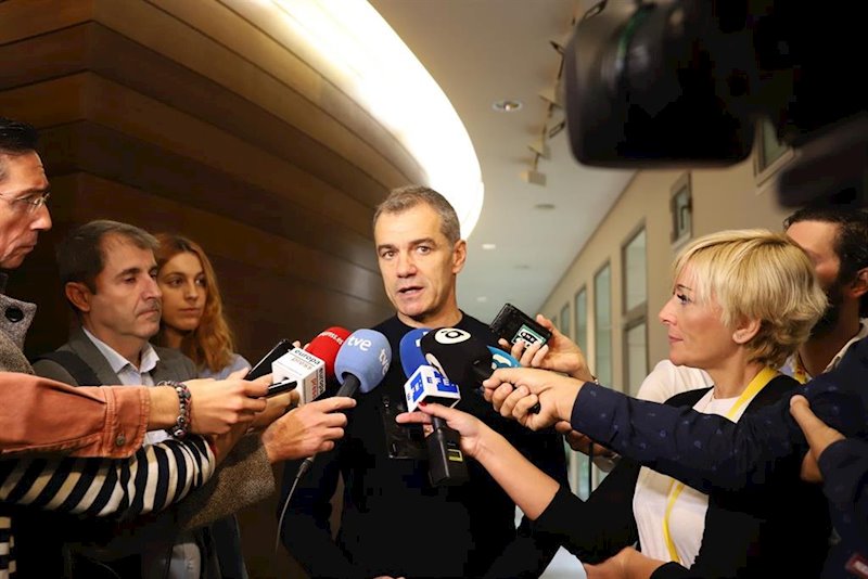 ep toni canto atiende a los medios en les corts