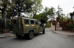 ep un furgon militar de la unidad militar de emergencia ume entra por la puerta de la residencia de