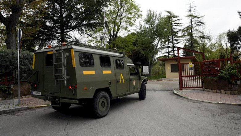 Un furgón militar de la Unidad Militar de Emergencia (UME) entra por la puerta de la residencia de Mayores 'Manoteras' donde los efectivos llevan a cabo labores de desinfección con el fin de evitar la propagación del coronavirus en los centros de mayores, | Óscar Cañas - Europa Press ep un furgon militar de la unidad militar de emergencia ume entra por la puerta de la residencia de