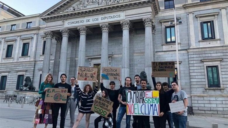 ep un grupojovenes de fridays for future dormiran frentecongresoexigir medidascambio climatico