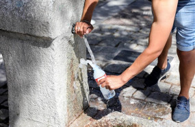 ep un hombre rellenabotellaagua duranteolacalor