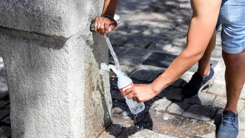 ep un hombre rellenabotellaagua duranteolacalor