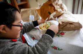 ep un nino durante la comida en su casa del barrio madrileno de carabanchel abre la tapa de un plato
