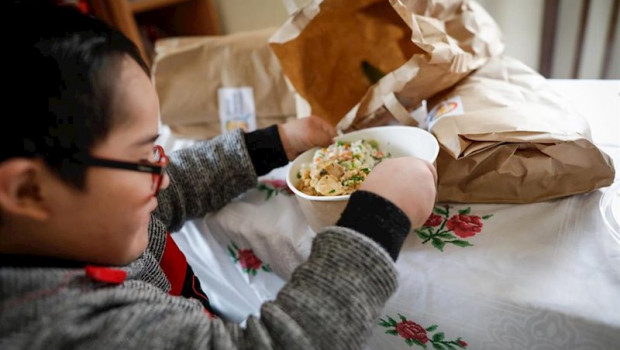 ep un nino durante la comida en su casa del barrio madrileno de carabanchel abre la tapa de un plato