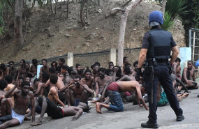 ep un total de 155 migrantes entran en ceuta saltando su doble valla en la primera incursion en