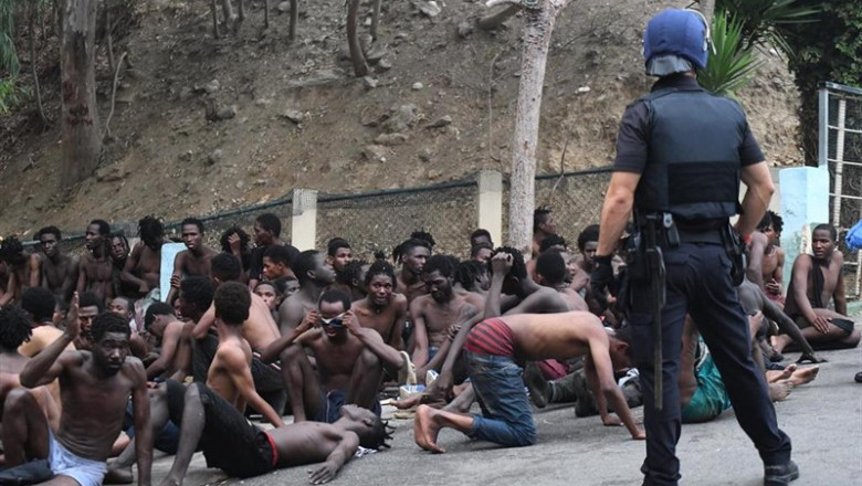 Un total de 155 migrantes, entran en Ceuta saltando su doble valla en la primera incursión en grupo en un año. | Antonio Sempere / Europa Press ep un total de 155 migrantes entran en ceuta saltando su doble valla en la primera incursion en