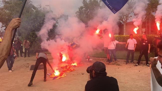 Unos ultras queman banderas esteladas en Barcelona | EUROPA PRESS ep unos ultras queman banderas esteladasbarcelona