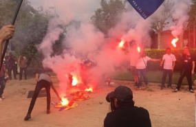 ep unos ultras queman banderas esteladasbarcelona