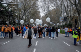 ep varios manifestantes con globos blancos en la marcha 20m a 20 de marzo de 2022 en madrid espana