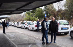 ep varios taxis hacen cola antes de viajar hasta la frontera con ucrania para dejar material