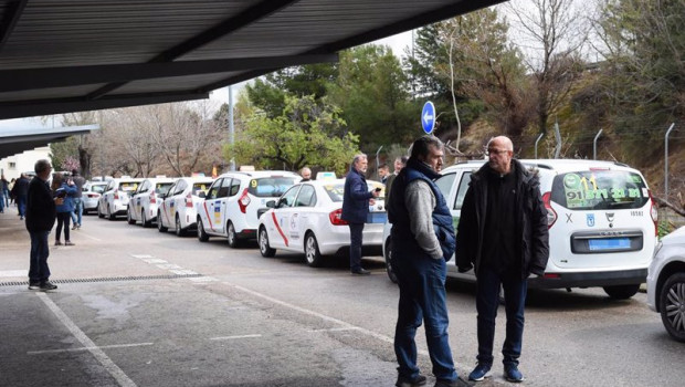 ep varios taxis hacen cola antes de viajar hasta la frontera con ucrania para dejar material
