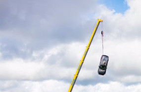 ep vehiculo de volvo cars encima de una grua