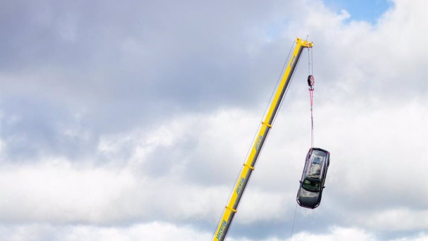 ep vehiculo de volvo cars encima de una grua