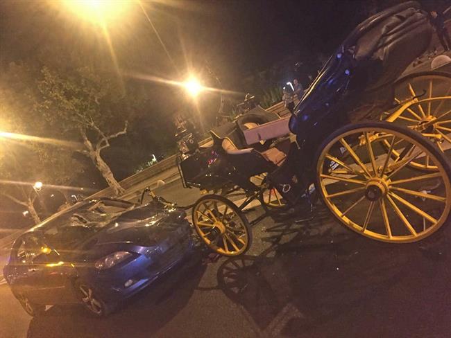 Vehículo y coche de caballos tras la colisión | EUROPA PRESS ep vehiculocochecaballosla colision