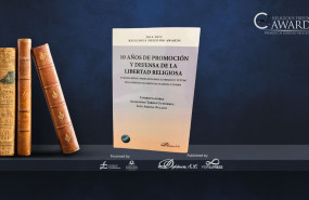 libro premios en estanteria