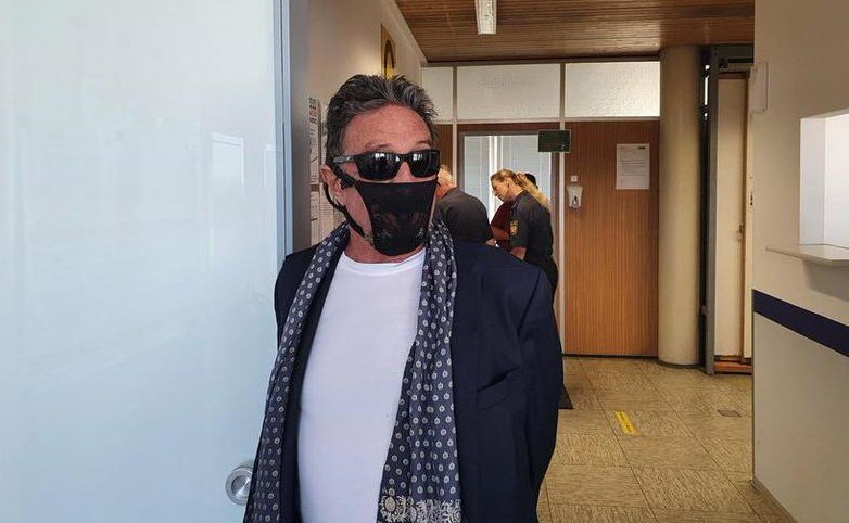 El programador John McAfee, detenido en Noruega por usar un tanga como mascarilla