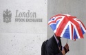 un-travailleur-tient-en-parapluie-aux-couleurs-du-royaume-uni-devant-le-london-stock-exchange-en-octobre-2008-bourse-marches-financiers un-travailleur-tient-en-parapluie-aux-couleurs-du-royaume-uni-devant-le-london-stock-exchange-en-octobre-2008-bourse-marches-financiers