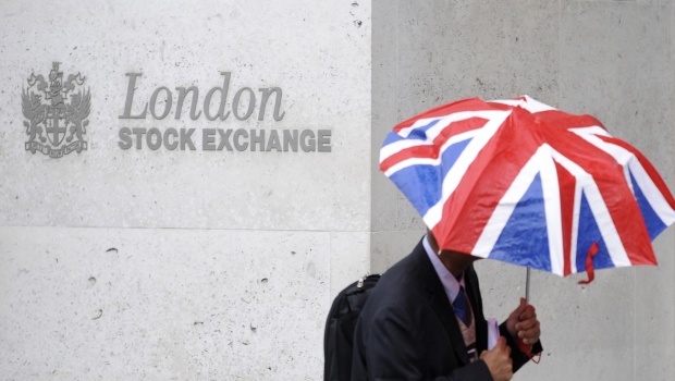 un-travailleur-tient-en-parapluie-aux-couleurs-du-royaume-uni-devant-le-london-stock-exchange-en-octobre-2008-bourse-marches-financiers