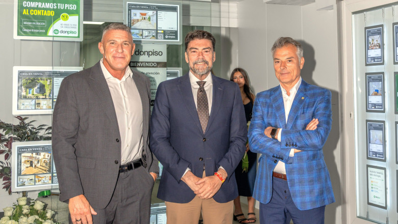 vctor gonzlez director oficina donpiso alicante luis barcala alcalde de alicante y luis prez director general de donpiso 