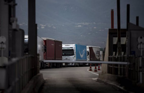 ep archivo   camiones parados en una carretera