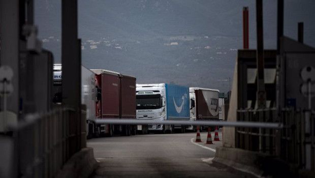 ep archivo   camiones parados en una carretera