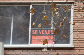 ep archivo   cartel de se vende en la ventana de un edificio