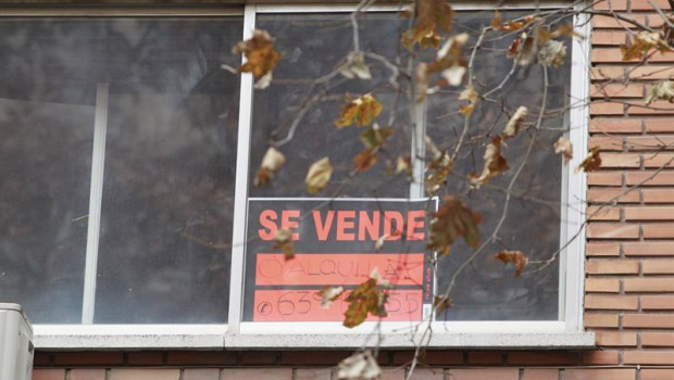 ep archivo   cartel de se vende en la ventana de un edificio