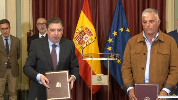ep archivo   el ministro de agricultura pesca y alimentacion luis planas y el coordinador de union