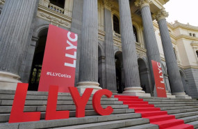 ep archivo el palacio de la bolsa decorado con el logo de llyc el dia de su debut en bme growth ep archivo el palacio de la bolsa decorado con el logo de llyc el dia de su debut en bme growth