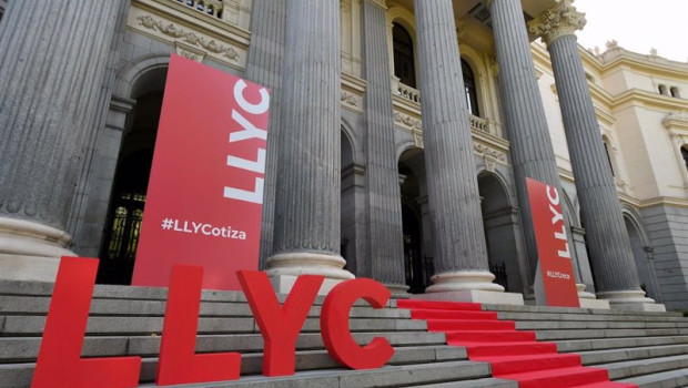 ep archivo   el palacio de la bolsa decorado con el logo de llyc el dia de su debut en bme growth