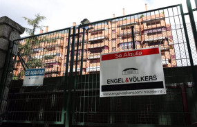 ep archivo   en la valla de una urbanizacion se ven colgados dos carteles de se alquila