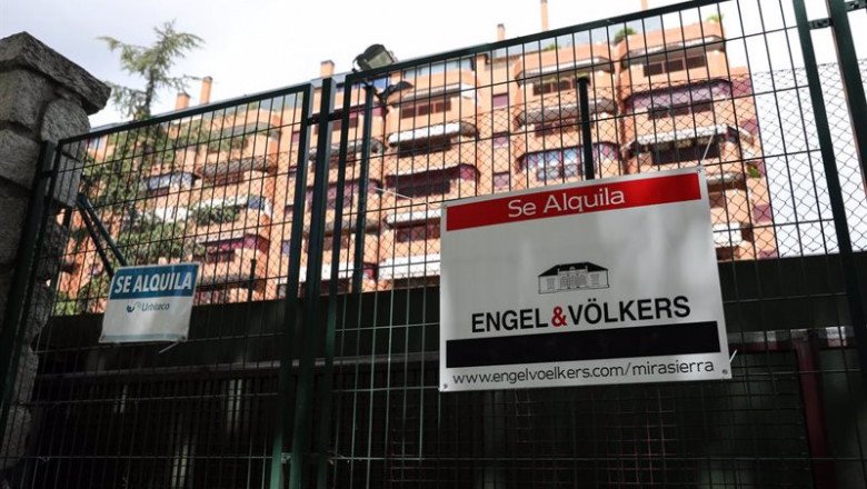 Archivo - En la valla de una urbanización, se ven colgados dos carteles de 'Se alquila'. | Jesús Hellín - Europa Press - Archivo ep archivo en la valla de una urbanizacion se ven colgados dos carteles de se alquila