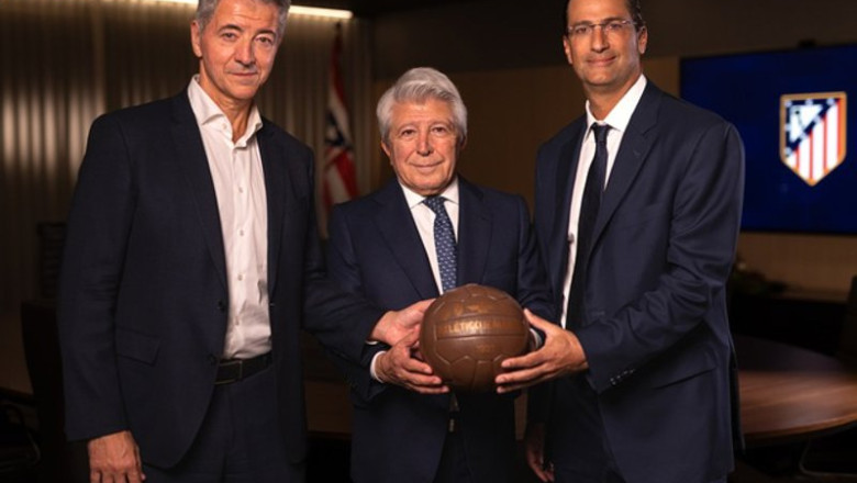 Archivo - Miguel Ángel Gil y Enrique Cerezo junto con Robert Givone, socio de Apollo y co-gestor de ASC. | ATLÉTICO DE MADRID - Archivo ep archivo miguel angel gil y enrique cerezo junto con robert givone socio de apollo y co gestor