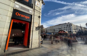 ep archivo   orange lleva todo un equipo a la pantalla de sus clientes para apoyar a la seleccion