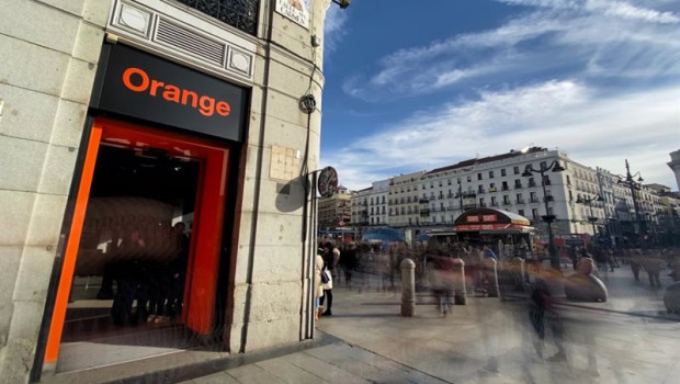 ep archivo   orange lleva todo un equipo a la pantalla de sus clientes para apoyar a la seleccion