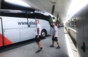 ep archivo   pasajeros delante del autobus de alsa en la estacion nacional de autobuses