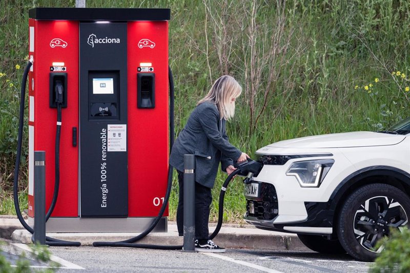 Acciona Energía acuerda instalar 1.000 puntos de recarga de vehículos en España