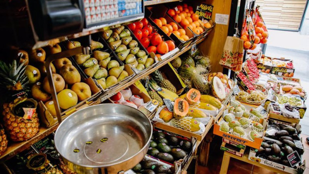 ep archivo   una balanza y varias piezas de frutas y hortalizas en una fruteria