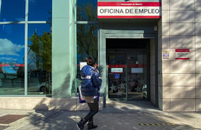 ep archivo   una joven entrando en una oficina de empleo