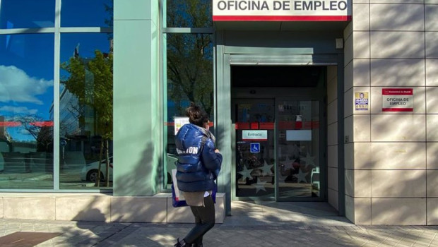 ep archivo   una joven entrando en una oficina de empleo