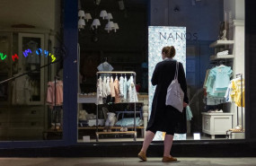 ep archivo   una mujer observa el escaparate de una tienda