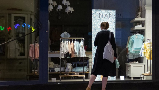 ep archivo   una mujer observa el escaparate de una tienda
