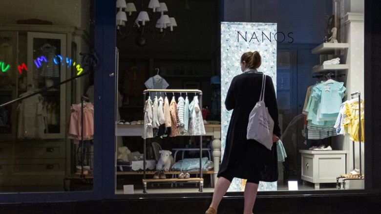 ep archivo   una mujer observa el escaparate de una tienda