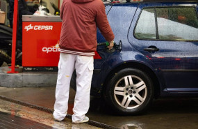 ep archivo   una persona echa gasolina del surtidor de una gasolinera a 14 de diciembre de 2022 en